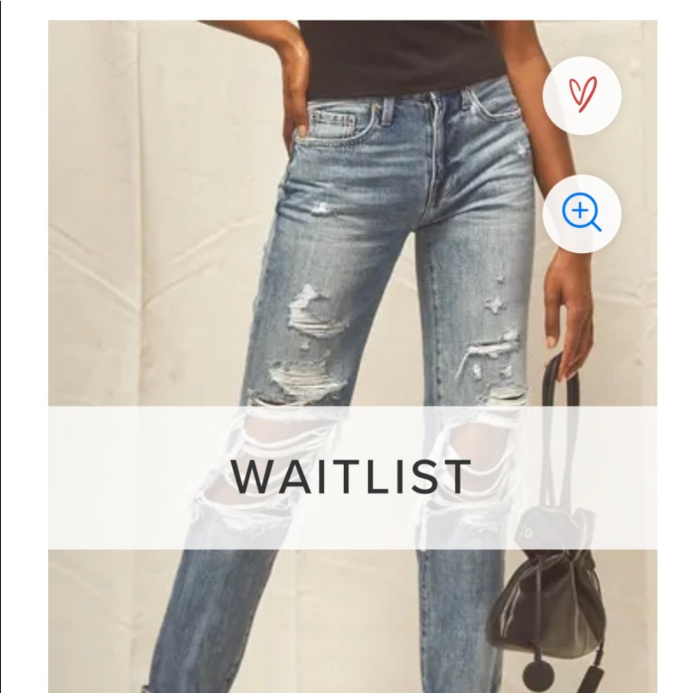 NEW Presley 90’s distressed jeans in light wash.